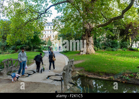 Paris, France, les gens appréciant Urban Playground, Park Scenes, Square Batignolles, Urban Garden parc urbain paysagé la vie de jour paris, urbanisation de la biodiversité Banque D'Images