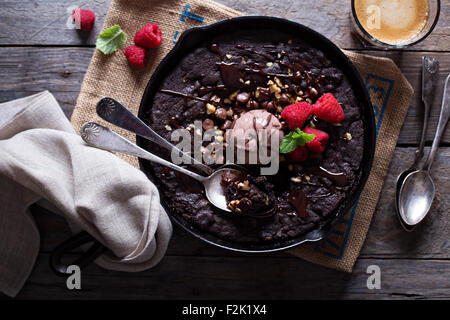 Poêlon géant chocolat cookie avec des noix et des pépites de chocolat au lait Banque D'Images