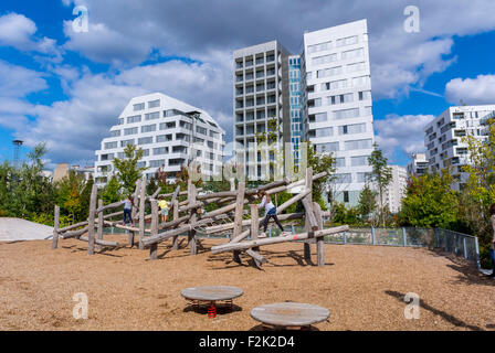 Paris, France, familles dans les terrains de jeux publics urbains pour enfants, nouvel immeuble investissant projet d'architecture moderne, quartier, Eco-quartier Clichy Batignolles, quartiers, bâtiments écologiques, immeuble parisien, tours tours Banque D'Images