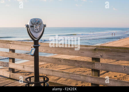 Sites touristiques automatiques jumelles sur la jetée de pêche avec fond de plage. Banque D'Images