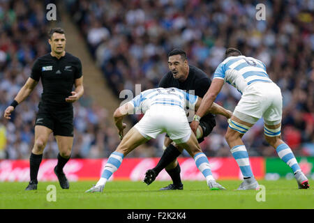 Londres, Royaume-Uni. 20 Sep, 2015. Coupe du Monde de Rugby. La Nouvelle-Zélande contre l'Argentine. La nouvelle zelande blindside flanker Jerome Kaino se sent le centre de lutte contre l'Argentine, Juan Martin Hernandez : Action Crédit Plus Sport/Alamy Live News Banque D'Images