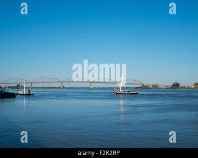 En bateau Falua tage par pont de Vila Franca de Xira Banque D'Images