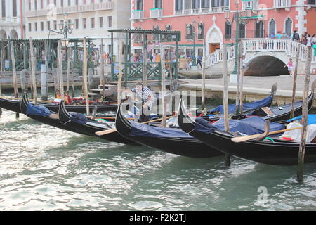 Cinq s'asseoir n'est placé sur les gondoles Venise Italie Banque D'Images