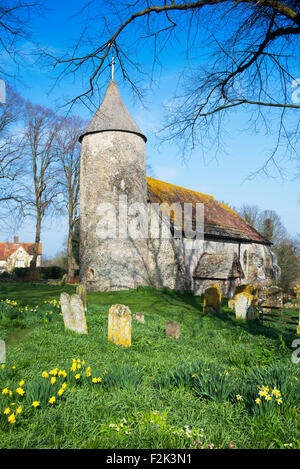 L'église de saint Pierre dans le hameau de Southease sur un bel après-midi de printemps, East Sussex, UK Banque D'Images