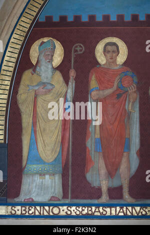 Saint Benno de Meissen et Saint Sébastien. La peinture murale par l'École d'Art de Beuron à partir des années 1880 dans la Chapelle impériale de l'Emmaüs monastère (na Slovanech) à Prague, République tchèque. Banque D'Images