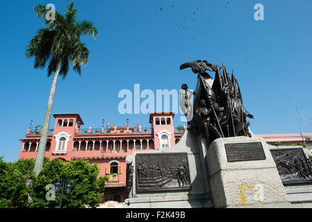 PANAMA CITY, Panama — entourée d'une architecture du XIXe siècle, la Plaza Simon Bolivar est une petite place publique de Casco Viejo, à un pâté de maisons du front de mer. Il est nommé d'après le général vénézuélien Simón Bolívar, le « libérateur de l'Amérique latine », et une statue de Bolivar se dresse bien en évidence au centre de la place. Banque D'Images