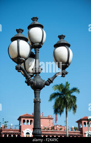 PANAMA CITY, Panama — entourée d'une architecture du XIXe siècle, la Plaza Simon Bolivar est une petite place publique de Casco Viejo, à un pâté de maisons du front de mer. Il est nommé d'après le général vénézuélien Simón Bolívar, le « libérateur de l'Amérique latine », et une statue de Bolivar se dresse bien en évidence au centre de la place. Banque D'Images