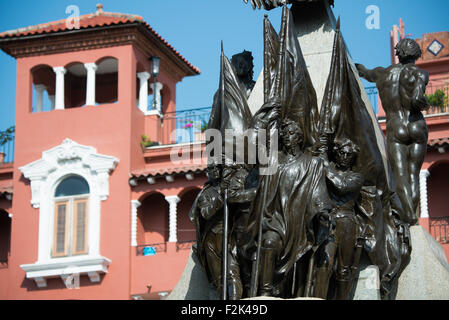 PANAMA CITY, Panama — entourée d'une architecture du XIXe siècle, la Plaza Simon Bolivar est une petite place publique de Casco Viejo, à un pâté de maisons du front de mer. Il est nommé d'après le général vénézuélien Simón Bolívar, le « libérateur de l'Amérique latine », et une statue de Bolivar se dresse bien en évidence au centre de la place. Banque D'Images