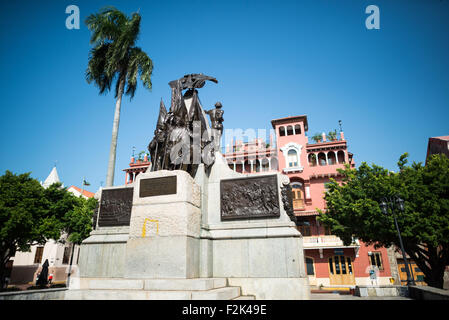 PANAMA CITY, Panama — entourée d'une architecture du XIXe siècle, la Plaza Simon Bolivar est une petite place publique de Casco Viejo, à un pâté de maisons du front de mer. Il est nommé d'après le général vénézuélien Simón Bolívar, le « libérateur de l'Amérique latine », et une statue de Bolivar se dresse bien en évidence au centre de la place. Banque D'Images