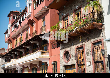 PANAMA CITY, Panama — entourée d'une architecture du XIXe siècle, la Plaza Simon Bolivar est une petite place publique de Casco Viejo, à un pâté de maisons du front de mer. Il est nommé d'après le général vénézuélien Simón Bolívar, le « libérateur de l'Amérique latine », et une statue de Bolivar se dresse bien en évidence au centre de la place. Banque D'Images