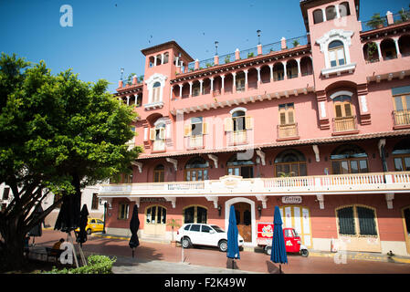 Plaza Simon Bolivar Casco Viejo Panama City Panama // PANAMA CITY, Panama — entourée d'une architecture du XIXe siècle, la Plaza Simon Bolivar est une petite place publique de Casco Viejo, à un pâté de maisons du front de mer. Il est nommé d'après le général vénézuélien Simón Bolívar, le « libérateur de l'Amérique latine », et une statue de Bolivar se dresse bien en évidence au centre de la place. Banque D'Images
