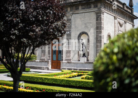 La ville de Mexico, Mexique - Puisque la construction a commencé vers 1785, Château de Chapultepec est une académie militaire, résidence impériale, présidentiel, d'accueil, de l'observatoire et est maintenant Mexico's National History Museum (Museo Nacional de Historia). Il est situé au-dessus de la colline de Chapultepec, au cœur de la ville de Mexico. Banque D'Images