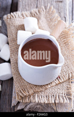 Chocolat chaud dans un petit pot en céramique Banque D'Images