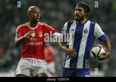 Porto, Portugal. 20 Sep, 2015. Luisao (SL Benfica) et Dani Osvaldo (FC Porto) en action au cours de la Ligue de football portugaise match entre le Futebol Clube do Porto et Sport Lisboa e Benfica à l'Estadio do Dragao à Porto, BOA. Helder Sousa/CSM/Alamy Live News Banque D'Images