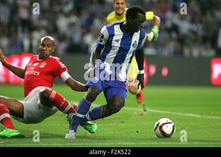 Porto, Portugal. 20 Sep, 2015. Les joueurs en action au cours de la Ligue de football portugaise match entre le Futebol Clube do Porto et Sport Lisboa e Benfica à l'Estadio do Dragao à Porto, BOA. Helder Sousa/CSM/Alamy Live News Banque D'Images