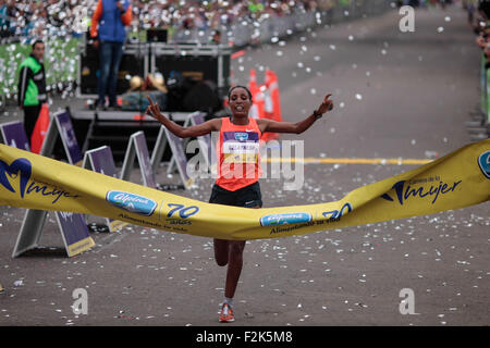 Bogota, Colombie. 20 Sep, 2015. Oljira Belaynesh éthiopien franchit la ligne d'arrivée au cours de la 9e édition de la course des femmes à Bogota, Colombie, le 20 septembre 2015. © Jhon Paz/Xinhua/Alamy Live News Banque D'Images