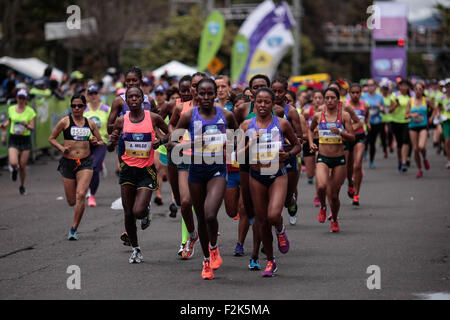 Bogota, Colombie. 20 Sep, 2015. Les athlètes s'affrontent au cours de la 9e édition de la course des femmes à Bogota, Colombie, le 20 septembre 2015. © Jhon Paz/Xinhua/Alamy Live News Banque D'Images