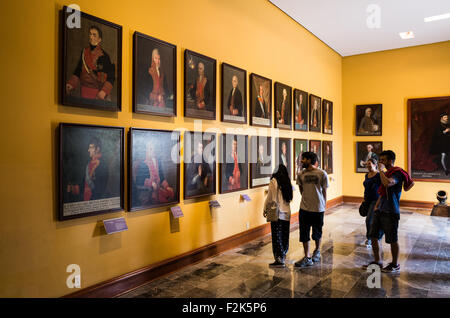 Château de Chapultepec Salón de Virreyes Portraits Mexico // MEXICO CITY, Mexique — le Salón de Virreyes (salle des vice-rois) présente des portraits des 62 vice-rois qui ont gouverné la Nouvelle-Espagne entre 1535 et 1821. Cette grande galerie présente des portraits formels disposés le long de murs ocre jaunes, dont un portrait royal portant l'inscription « Philippe », établissant un lien direct avec la couronne espagnole et l'autorité coloniale du système vice-royal. La salle fait partie de l'aile vice-royale à l'étage supérieur du château de Chapultepec, qui abrite aujourd'hui le Musée national d'histoire du Mexique (Museo Nacional de H. Banque D'Images