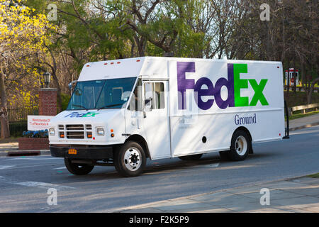 Un camion FedEx Ground sur son itinéraire de livraison dans la région de White Plains, New York. Banque D'Images