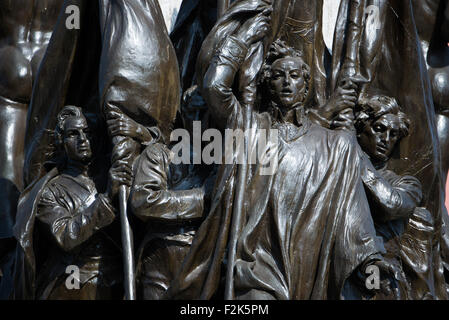 Simón Bolívar Statue Plaza Bolívar Panama City // PANAMA CITY, Panama — Une statue de Simón Bolívar se dresse bien en vue sur la Plaza Bolívar dans le quartier historique de Casco Viejo à Panama City. Le monument rend hommage au dirigeant militaire et politique vénézuélien qui a joué un rôle crucial dans l'établissement de l'indépendance de plusieurs pays d'Amérique latine, dont le Panama, de la domination coloniale espagnole. Casco Viejo, également connu sous le nom de Casco Antiguo, est le quartier historique de Panama, classé au patrimoine mondial de l'UNESCO en 1997. La place sert de lieu de rassemblement central dans le quartier de l'époque coloniale Banque D'Images