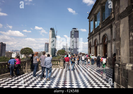 La ville de Mexico, Mexique - Puisque la construction a commencé vers 1785, Château de Chapultepec est une académie militaire, résidence impériale, présidentiel, d'accueil, de l'observatoire et est maintenant Mexico's National History Museum (Museo Nacional de Historia). Il est situé au-dessus de la colline de Chapultepec, au cœur de la ville de Mexico. Banque D'Images