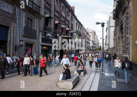 MEXICO, Mexique — Une rue piétonne animée, Avenue Francisco I Madero, dans le Centro Historico, Mexico, Mexique. Banque D'Images