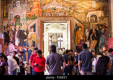 MEXICO, Mexique — la murale Sufragio efectivo - No Reeleccion de Juan O'Gorman, créée en 1969, orne un mur dans le château de Chapultepec, Mexico. Le château, qui abrite aujourd'hui le Musée national d'histoire (Museo Nacional de Historia), se trouve au sommet de la colline de Chapultepec et a joué divers rôles depuis le début de sa construction en 1785. Banque D'Images