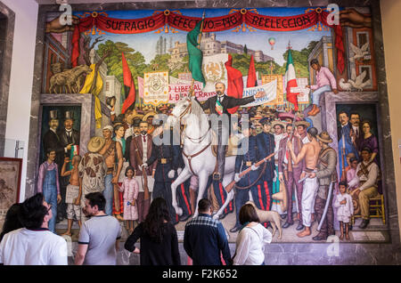 MEXICO, Mexique — la murale Sufragio efectivo - No Reeleccion de Juan O'Gorman, créée en 1969, orne un mur dans le château de Chapultepec, Mexico. Le château, qui abrite aujourd'hui le Musée national d'histoire (Museo Nacional de Historia), se trouve au sommet de la colline de Chapultepec et a joué divers rôles depuis le début de sa construction en 1785. Banque D'Images