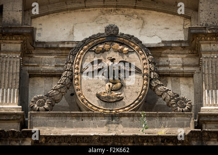 La façade sud de la Metropolitan Tabernacle dispose de représentations très ornés de l'Eucharistie avec des images des apôtres, les Pères de l'Eglise, des saints qui ont fondé des ordres religieux, des martyrs ainsi que des scènes de la Bible. Adjacent à la Metropolitan Catheral, face au Zocalo, le Metropolitan Tabernacle (Espagnol : Sagrario Metropolitana) a été construite par Lorenzo Rodríguez dans le style baroque entre 1749 et 1760. Il a été conçu pour à la maison d'archives et de vêtements l'archevêque. Il a également fonctionné et continue de fonctionner comme un lieu de recevoir l'Eucharistie et enregistrer des paroissiens. Banque D'Images