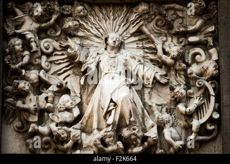 La façade sud de la Metropolitan Tabernacle dispose de représentations très ornés de l'Eucharistie avec des images des apôtres, les Pères de l'Eglise, des saints qui ont fondé des ordres religieux, des martyrs ainsi que des scènes de la Bible. Adjacent à la Metropolitan Catheral, face au Zocalo, le Metropolitan Tabernacle (Espagnol : Sagrario Metropolitana) a été construite par Lorenzo Rodríguez dans le style baroque entre 1749 et 1760. Il a été conçu pour à la maison d'archives et de vêtements l'archevêque. Il a également fonctionné et continue de fonctionner comme un lieu de recevoir l'Eucharistie et enregistrer des paroissiens. Banque D'Images