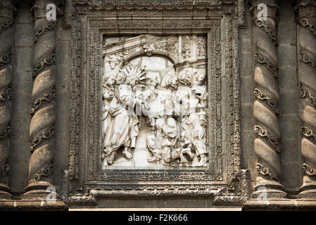 La façade sud de la Metropolitan Tabernacle dispose de représentations très ornés de l'Eucharistie avec des images des apôtres, les Pères de l'Eglise, des saints qui ont fondé des ordres religieux, des martyrs ainsi que des scènes de la Bible. Adjacent à la Metropolitan Catheral, face au Zocalo, le Metropolitan Tabernacle (Espagnol : Sagrario Metropolitana) a été construite par Lorenzo Rodríguez dans le style baroque entre 1749 et 1760. Il a été conçu pour à la maison d'archives et de vêtements l'archevêque. Il a également fonctionné et continue de fonctionner comme un lieu de recevoir l'Eucharistie et enregistrer des paroissiens. Banque D'Images