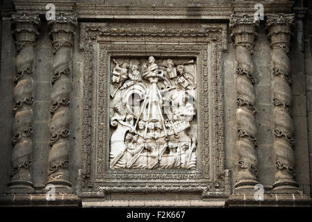 La façade sud de la Metropolitan Tabernacle dispose de représentations très ornés de l'Eucharistie avec des images des apôtres, les Pères de l'Eglise, des saints qui ont fondé des ordres religieux, des martyrs ainsi que des scènes de la Bible. Adjacent à la Metropolitan Catheral, face au Zocalo, le Metropolitan Tabernacle (Espagnol : Sagrario Metropolitana) a été construite par Lorenzo Rodríguez dans le style baroque entre 1749 et 1760. Il a été conçu pour à la maison d'archives et de vêtements l'archevêque. Il a également fonctionné et continue de fonctionner comme un lieu de recevoir l'Eucharistie et enregistrer des paroissiens. Banque D'Images