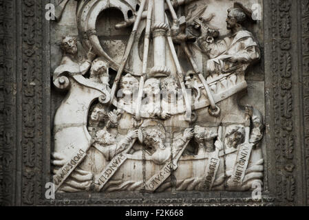 La façade sud de la Metropolitan Tabernacle dispose de représentations très ornés de l'Eucharistie avec des images des apôtres, les Pères de l'Eglise, des saints qui ont fondé des ordres religieux, des martyrs ainsi que des scènes de la Bible. Adjacent à la Metropolitan Catheral, face au Zocalo, le Metropolitan Tabernacle (Espagnol : Sagrario Metropolitana) a été construite par Lorenzo Rodríguez dans le style baroque entre 1749 et 1760. Il a été conçu pour à la maison d'archives et de vêtements l'archevêque. Il a également fonctionné et continue de fonctionner comme un lieu de recevoir l'Eucharistie et enregistrer des paroissiens. Banque D'Images