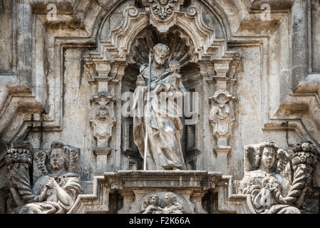 La façade sud de la Metropolitan Tabernacle dispose de représentations très ornés de l'Eucharistie avec des images des apôtres, les Pères de l'Eglise, des saints qui ont fondé des ordres religieux, des martyrs ainsi que des scènes de la Bible. Adjacent à la Metropolitan Catheral, face au Zocalo, le Metropolitan Tabernacle (Espagnol : Sagrario Metropolitana) a été construite par Lorenzo Rodríguez dans le style baroque entre 1749 et 1760. Il a été conçu pour à la maison d'archives et de vêtements l'archevêque. Il a également fonctionné et continue de fonctionner comme un lieu de recevoir l'Eucharistie et enregistrer des paroissiens. Banque D'Images