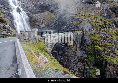 Trollstigen (sentier du Troll), de la Norvège à l'automne temps Banque D'Images