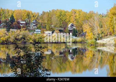 Forest lake à sunny day aurumn en Sibérie Banque D'Images