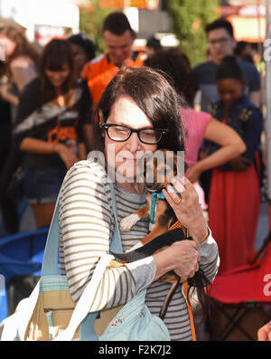 New York City, United States. 20 Sep, 2015. Femme câline fatigué chiot. Adoptapalooza à Union Square Park apporté de nombreux organismes de secours animal ensemble sous la grande tente de l'Alliance du maire de NYC les animaux. © Andy Katz/Pacific Press/Alamy Live News Banque D'Images