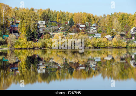 Forest lake à sunny day aurumn en Sibérie Banque D'Images