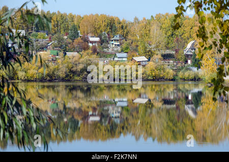 Forest lake à sunny day aurumn en Sibérie Banque D'Images