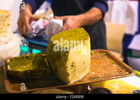 Fromage sicilien habillé avec les pistaches grind Banque D'Images