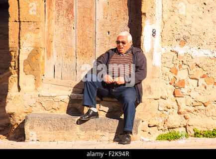 LEONFORTE, ITALIE - Janvier 08 : Vieil homme assis sur le pas de l'ancienne porte sur Janvier 08, 2014 Banque D'Images