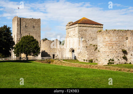 L'Angleterre. Portchester castle. Portus Adurni, romaine et médiévale du château. Les murs extérieurs et de landgate, Roman gatehouse, entrée principale. Banque D'Images