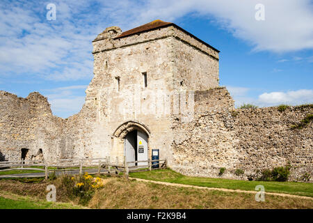 L'Angleterre. Portchester castle. Portus Adurni, romaine et médiévale du château. Les murs extérieurs et de landgate, Roman gatehouse, entrée principale. Banque D'Images