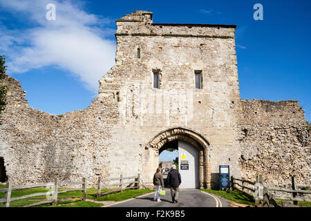 L'Angleterre. Portchester castle. Portus Adurni, romaine et médiévale du château. Les murs extérieurs et de landgate, Roman gatehouse, entrée principale. Banque D'Images