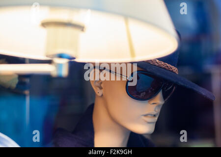 Mannequin Femme avec chapeau et lunettes dans la boutique Banque D'Images