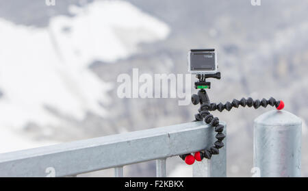 LES DIABLERETS, SUISSE - Le 22 juillet 2015 : Gros plan du héros 4 GoPro caméra sur trépied GorillaPod en action, en mouvement rapide tournage Banque D'Images