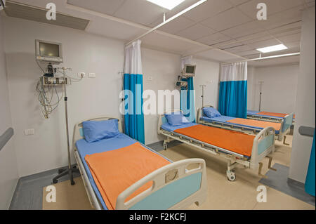 Lits d'hospitalisation dans un hôpital privé de soins intensifs avec l'équipement de surveillance Banque D'Images