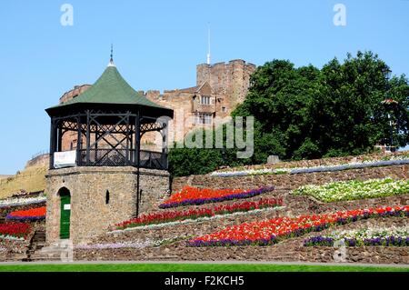 Vue sur le château et les jardins avec le château normand du kiosque à l'arrière, Tamworth, Staffordshire, Angleterre, Royaume-Uni, Europe. Banque D'Images