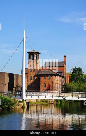 Afficher le long de la rivière Derwent montrant la Cathédrale avec la passerelle verte moulin à soie à l'arrière, Derby, Derbyshire, Angleterre, Banque D'Images