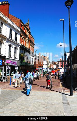 Vue sur les boutiques le long de St Peters Street, Derby, Derbyshire, Angleterre, Royaume-Uni, Europe de l'Ouest. Banque D'Images